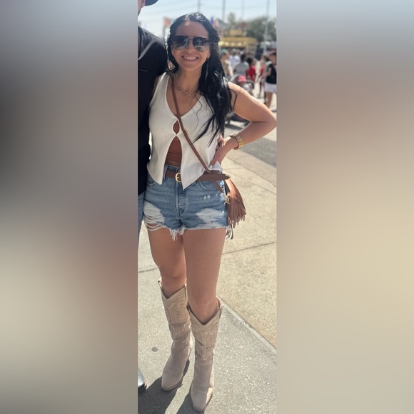 Meet your Posher, Liz - Picture 2 of 2